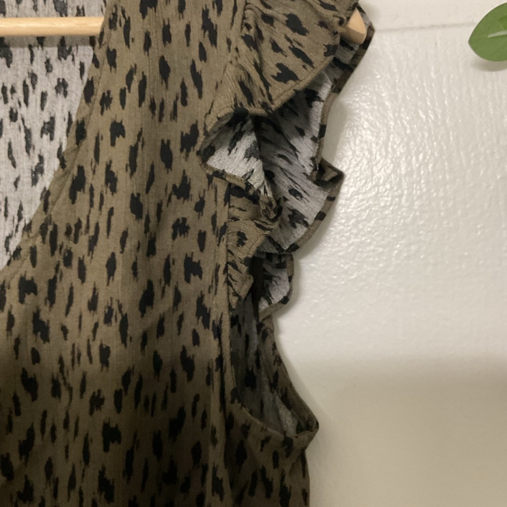 EVEREVE Evereve Olive Patterned Ruffle Sleeve Blouse. SIZE S - Picture 3 of 6